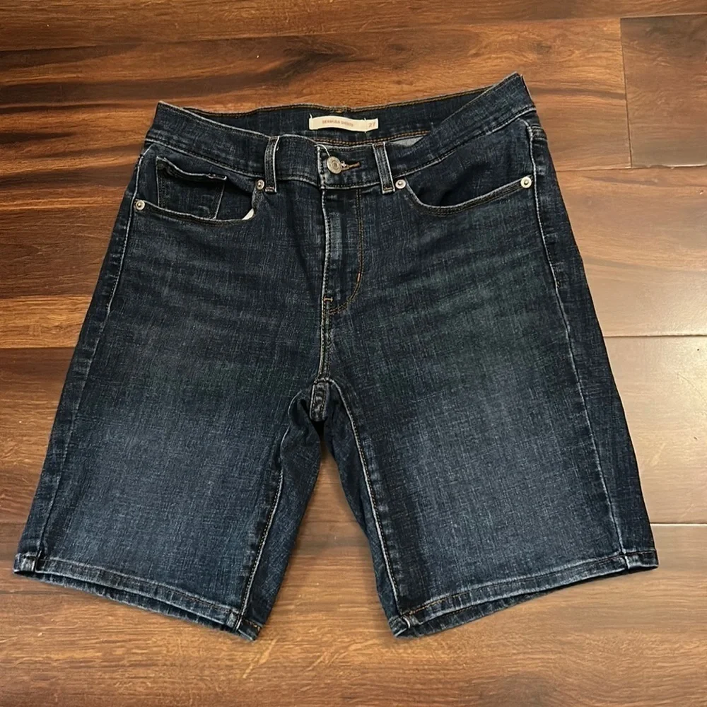 🍁SALE🍁LEVI’S Bermuda Shorts size 27